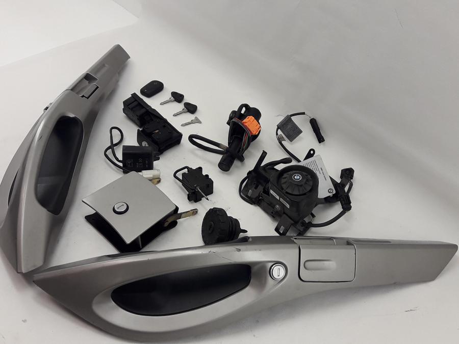 Baksidan på Låssats från en BMW K 1200 LT -2006 motorcykel.