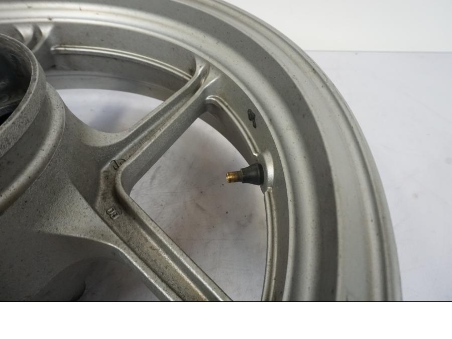 Vänster sida på Fälg från en Kawasaki ER-6F -2010 motorcykel.