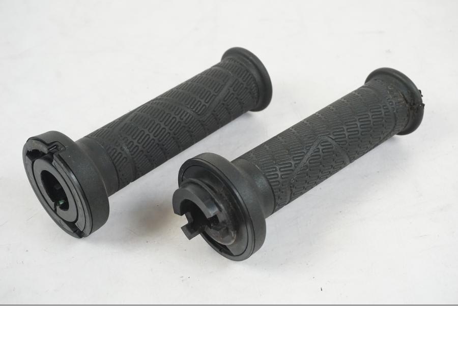 Framsidan på Gummihandtag från en KTM 1290 Super Duke R -2022 motorcykel.