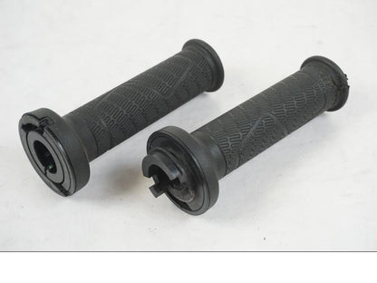 Framsidan på Gummihandtag från en KTM 1290 Super Duke R -2022 motorcykel.