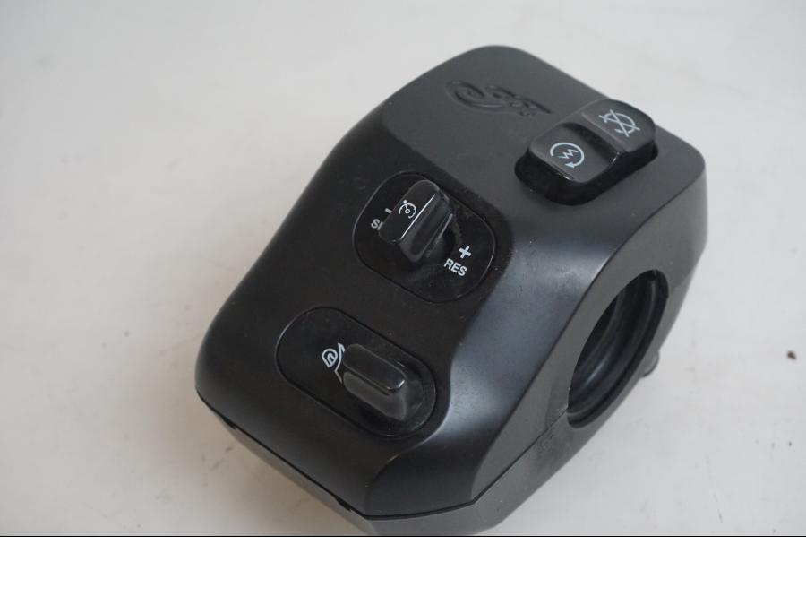 Vänster sida på Styrelreglage från en Indian Chieftain Dark Horse -2019 motorcykel.