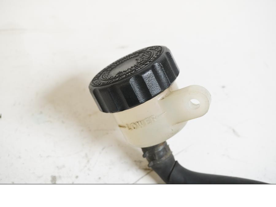 Baksidan på Bromshuvudcylinder från en Yamaha V-MAX 1200 -1997 motorcykel.