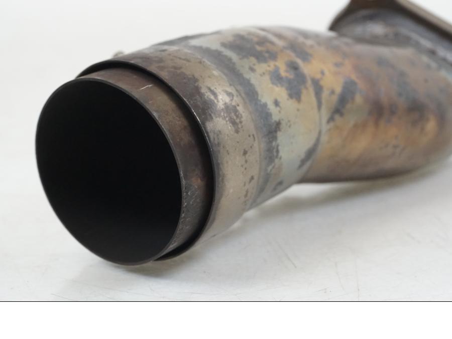 Vänster sida på Grenrör från en Ducati Streetfighter S -2011 motorcykel.