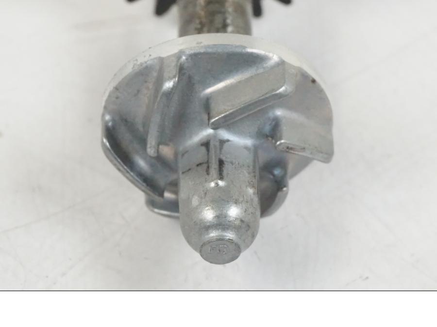 Vänster sida på Vattenpump från en Honda CBR 125 R -2006 motorcykel.