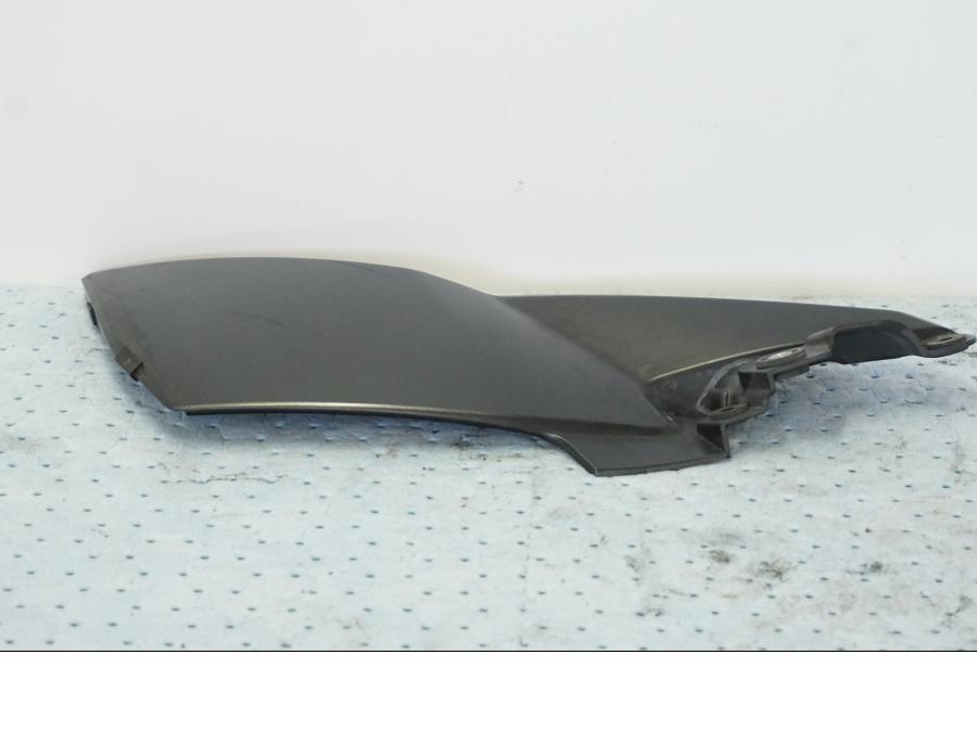 Vänster sida på Bensintankskåpa från en Suzuki GSX 1300 BK -2008 motorcykel.