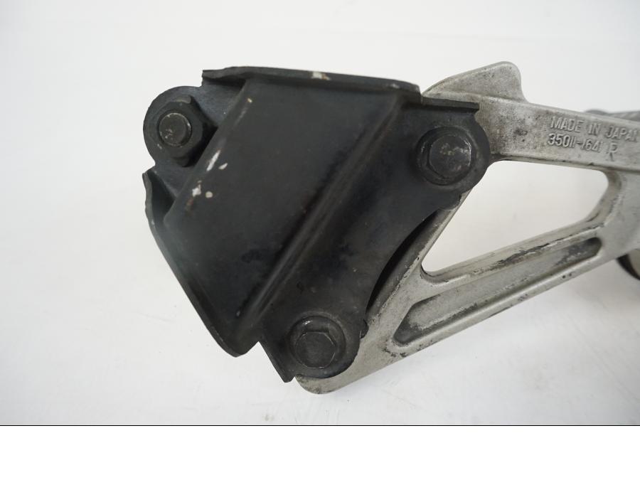 Snett nerifrån på Fotpinnefäste från en Kawasaki ZZR 1100 -1994 motorcykel.