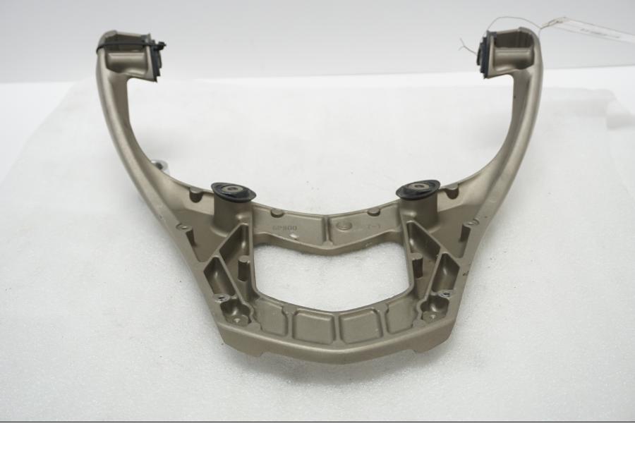 Vänster sida på Passagerarhandtag från en Yamaha TDM 900 -2002 motorcykel.