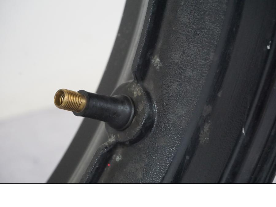 Extrabild1 på Fälg från en Honda CBR 1100 XX -1999 motorcykel.