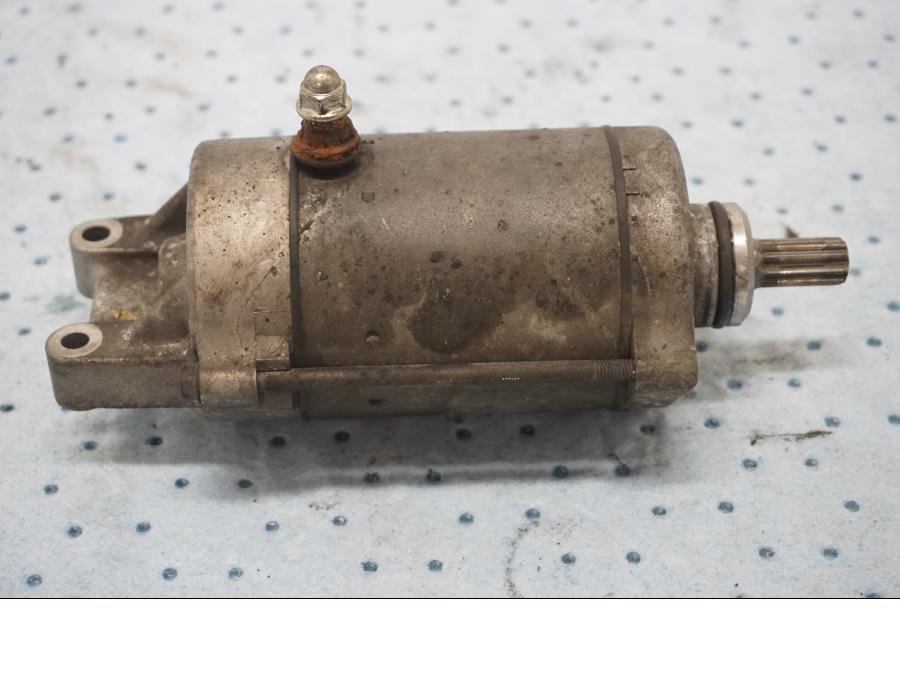 Framsidan på Startmotor från en Honda VTR 1000 F -1997 motorcykel.