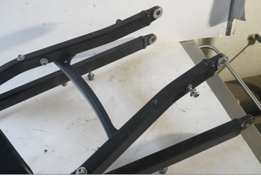 Höger sida på Bakram från en BMW K 1200 S -2007 motorcykel.