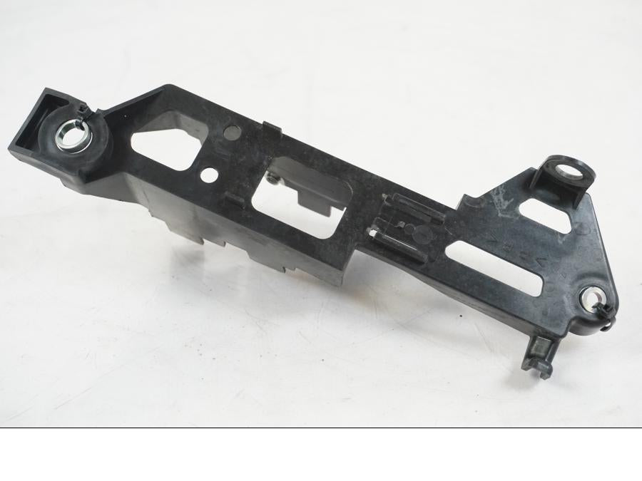 Vänster sida på Relähållare från en Yamaha MT-07 -2019 motorcykel.