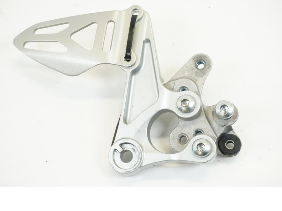 Framsidan på Fotpinnefäste från en Suzuki GSX-R 1000 -2009 motorcykel.