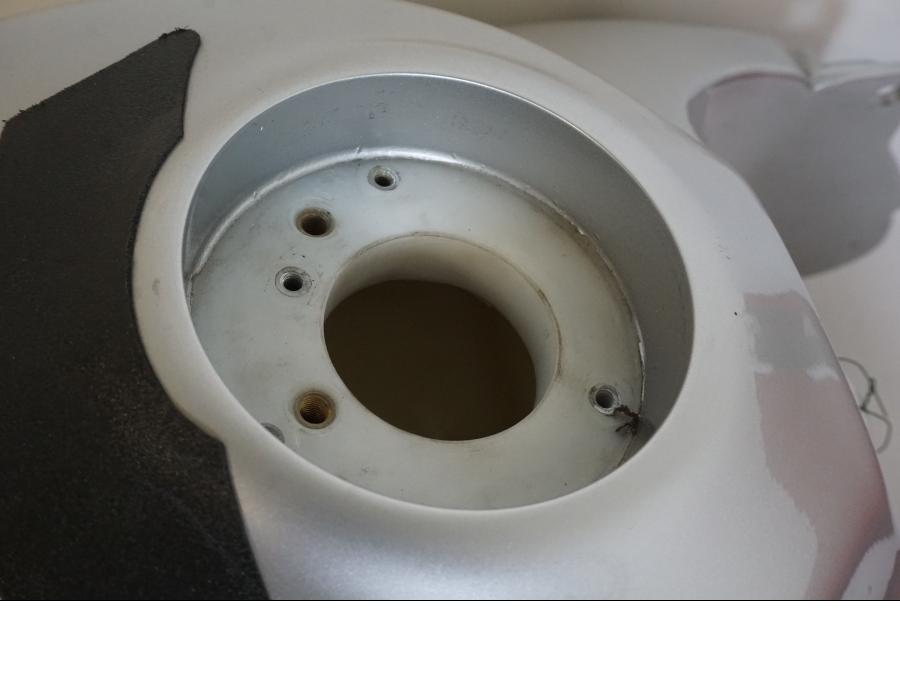 Vänster sida på Bensintank från en Triumph Tiger -2001 motorcykel.