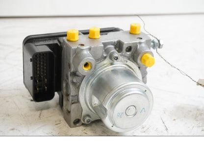 Framsidan på ABS Modulator från en Honda CB 600 Hornet -2007 motorcykel.