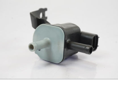 Vänster sida på Fuel Evap System från en Triumph Trident -2021 motorcykel.