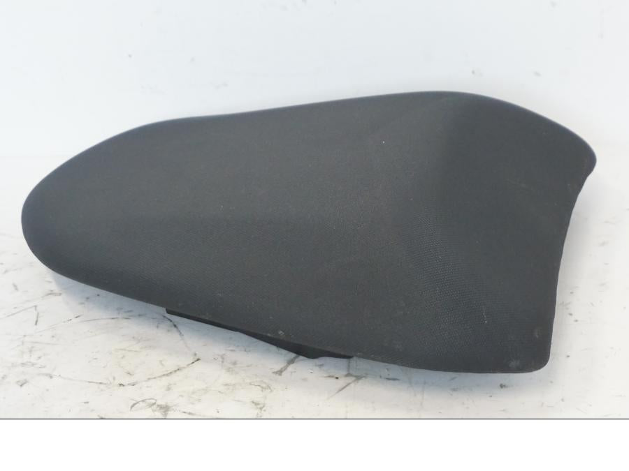 Vänster sida på Sadel från en Kawasaki ER-6N -2012 motorcykel.