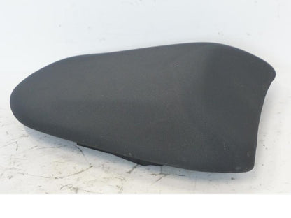 Vänster sida på Sadel från en Kawasaki ER-6N -2012 motorcykel.