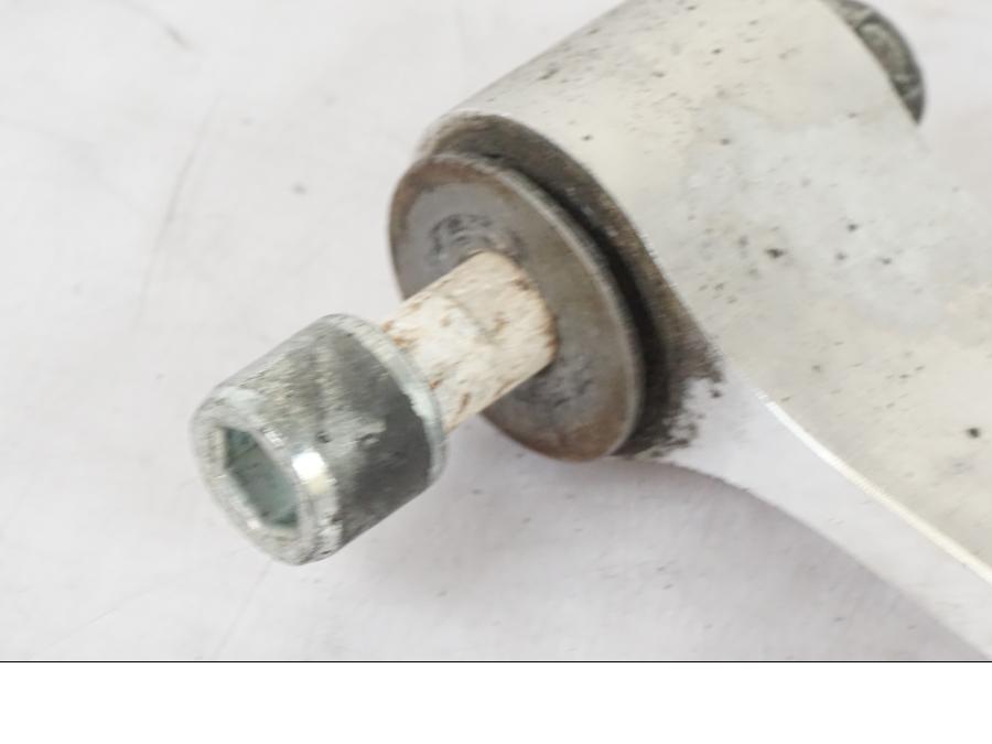 Höger sida på Stötdämparlänkage från en Suzuki GSX-S 1000 -2017 motorcykel.