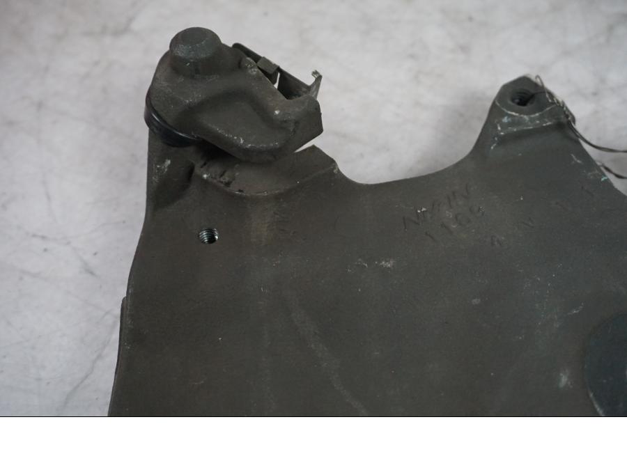 Vänster sida på Bromsoksfäste från en Kawasaki Versys 1000 -2015 motorcykel.