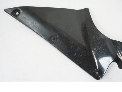 Höger sida på Sidkåpa innerplast från en Yamaha YZF 1000 R1 -2007 motorcykel.