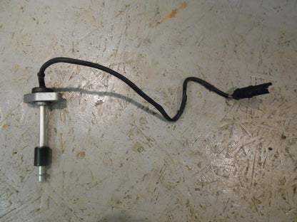 Baksidan på Oljenivågivare från en BMW K 1300 R -2009 motorcykel.