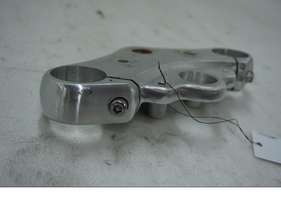 Vänster sida på Gaffelkrona från en Triumph Thunderbird 900 -2000 motorcykel.