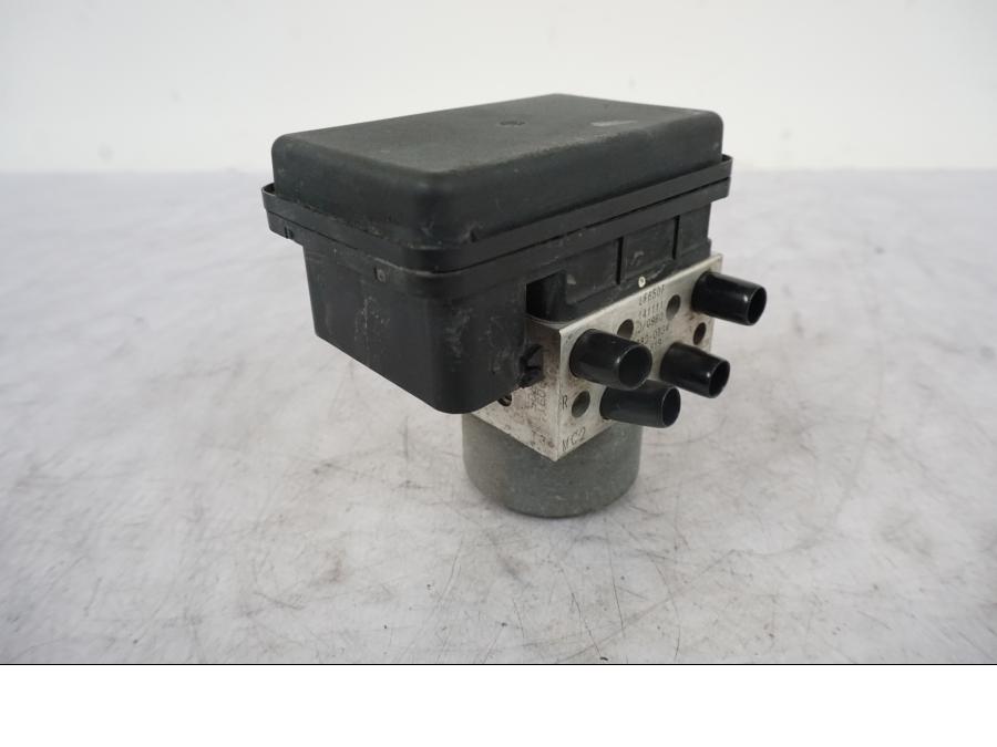 Framsidan på ABS Modulator från en Kawasaki Versys 650 -2014 motorcykel.