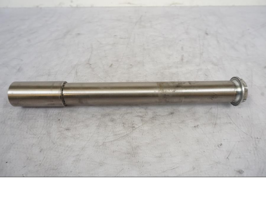 Höger sida på Axel från en KTM 690 Duke -2014 motorcykel.