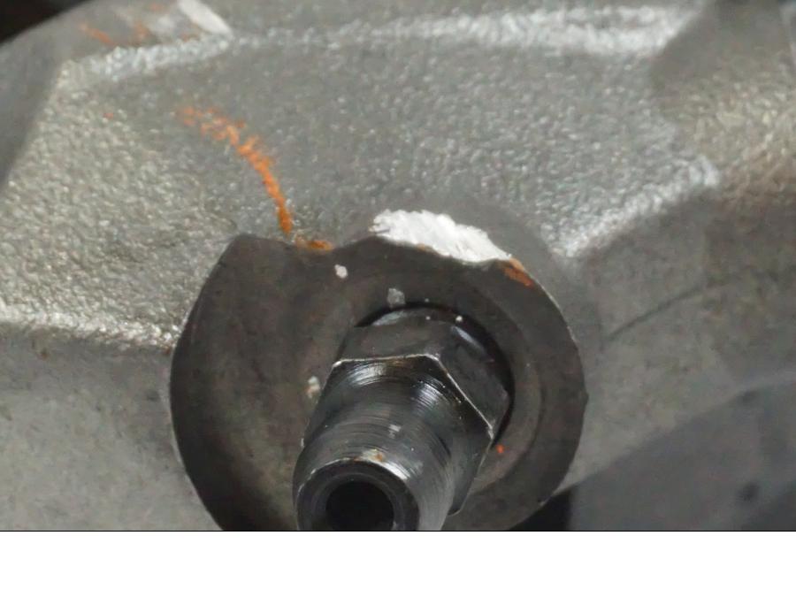 Snett nerifrån på Bromsok från en KTM 1290 Super Duke R -2022 motorcykel.