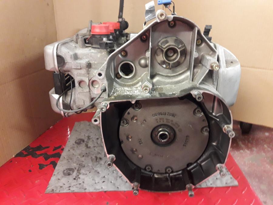 Snett nerifrån på Motor från en BMW K 1200 LT -2006 motorcykel.