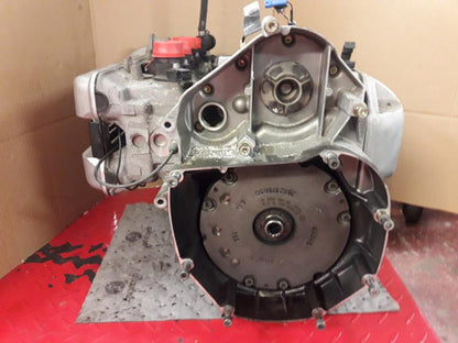 Snett nerifrån på Motor från en BMW K 1200 LT -2006 motorcykel.