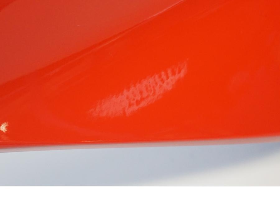 Snett nerifrån på Sidopanel från en Ducati Supersport 939 -2020 motorcykel.