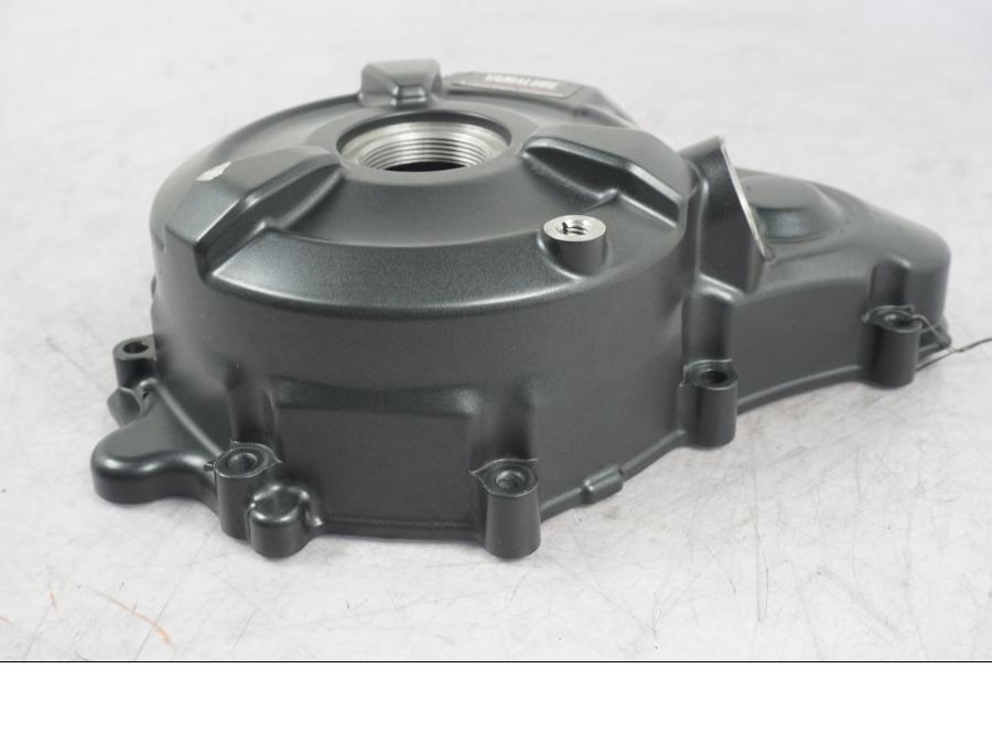 Snett uppifrån på Generatorkåpa från en Yamaha MT-07 -2023 motorcykel.