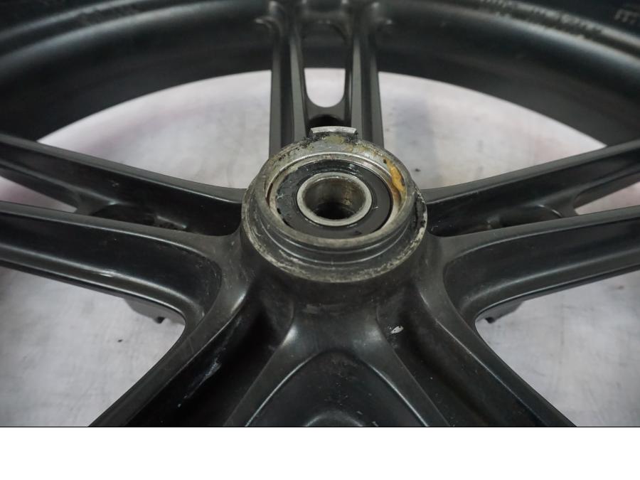 Extrabild5 på Fälg från en Yamaha YZF-R 125 -2008 motorcykel.