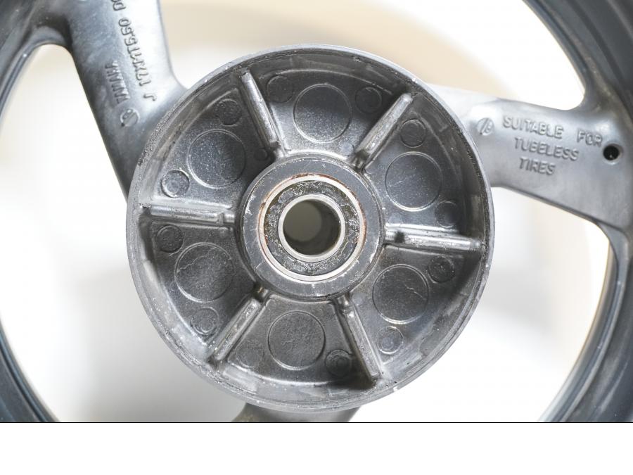 Extrabild3 på Fälg från en Yamaha YZF 1000 R -1997 motorcykel.