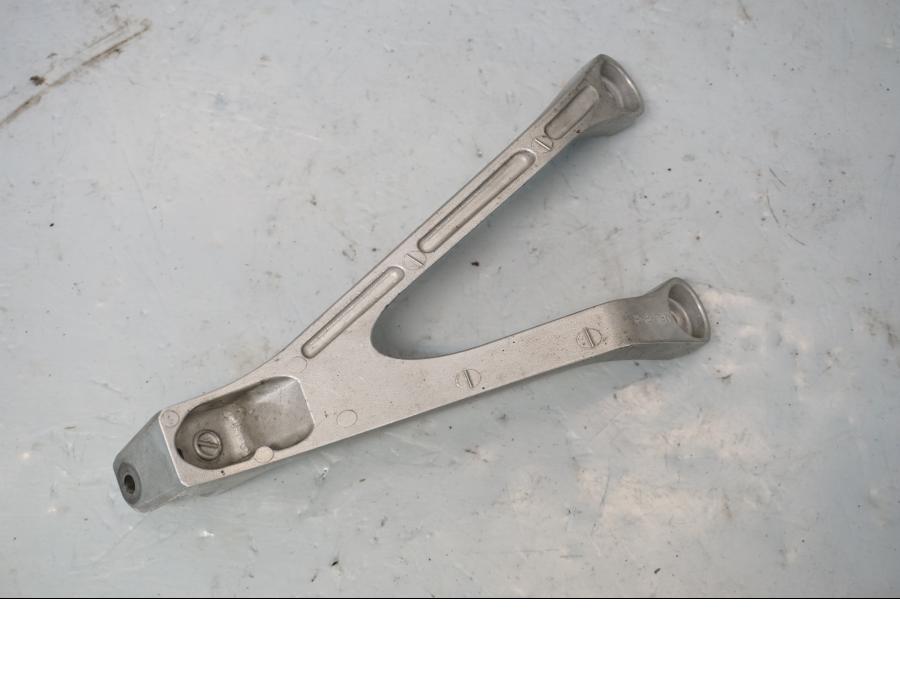 Baksidan på Fotpinnefäste från en Honda CBR 1000 RR -2009 motorcykel.