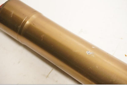 Snett nerifrån på Gaffelben från en Triumph Speed Triple -2011 motorcykel.