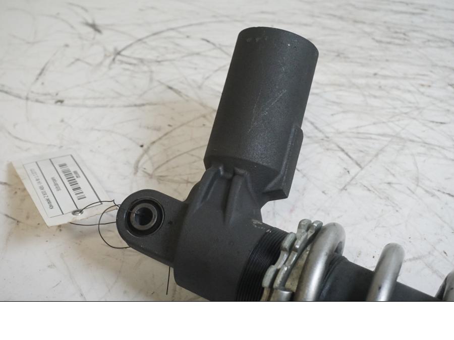 Baksidan på Stötdämpare från en Kawasaki Z 800 -2014 motorcykel.