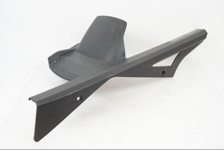 Framsidan på Kedjeskydd från en H-D Adventure Pan America Special RA1250S -2021 motorcykel.