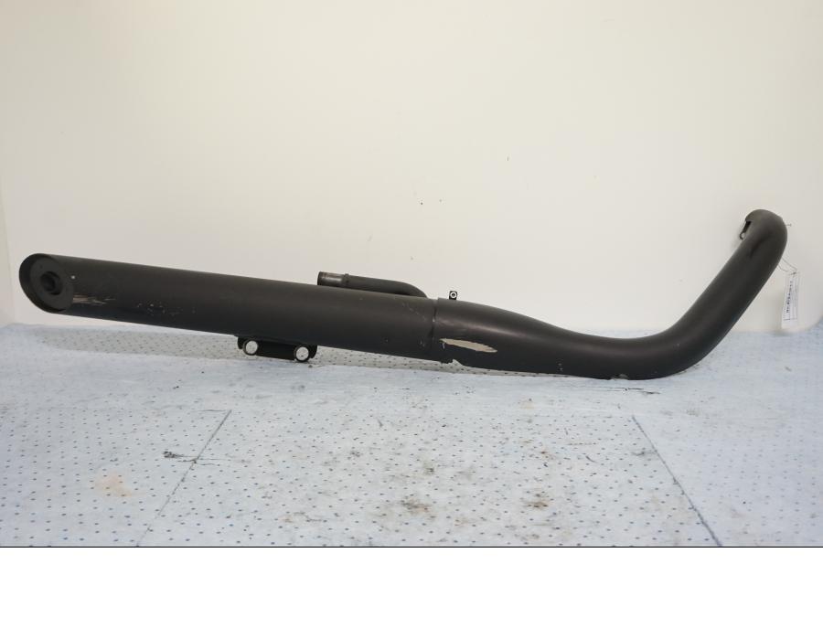 Framsidan på Ljuddämpare från en Kawasaki VN 900 -2012 motorcykel.