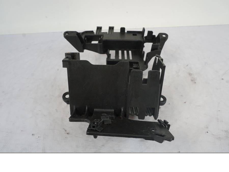 Snett uppifrån på Batterihållare från en KTM 1290 Super Duke R -2023 motorcykel.