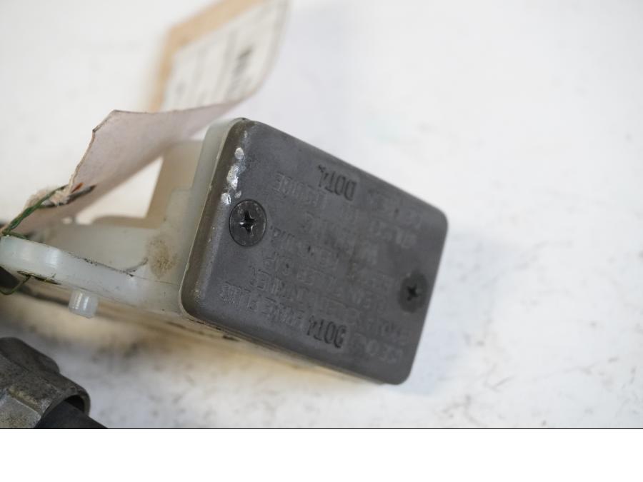 Höger sida på Bromshuvudcylinder från en Suzuki GSX 1300 R -2003 motorcykel.