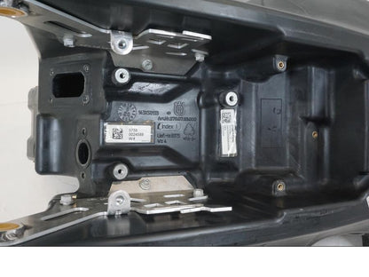 Snett uppifrån på Bensintank från en Husqvarna 701 Supermoto -2020 motorcykel.