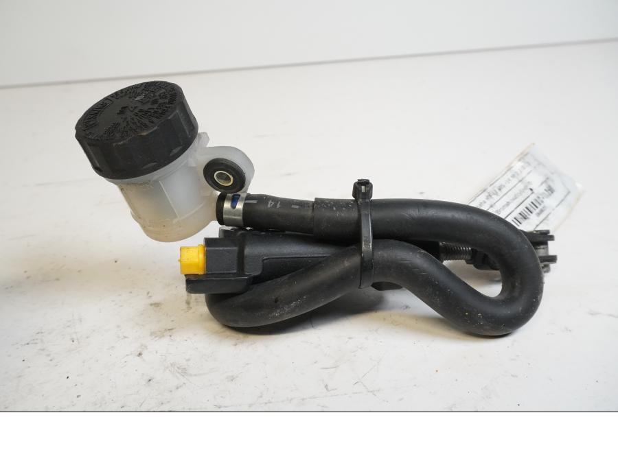 Baksidan på Bromshuvudcylinder från en Yamaha MT-07 -2014 motorcykel.