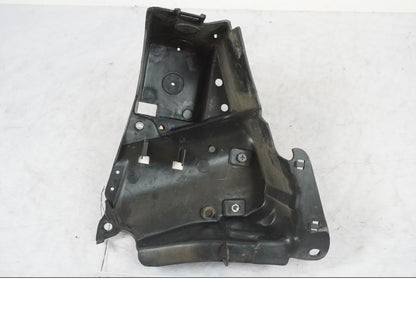 Baksidan på Batterihållare från en Honda VT 600 C -1998 motorcykel.