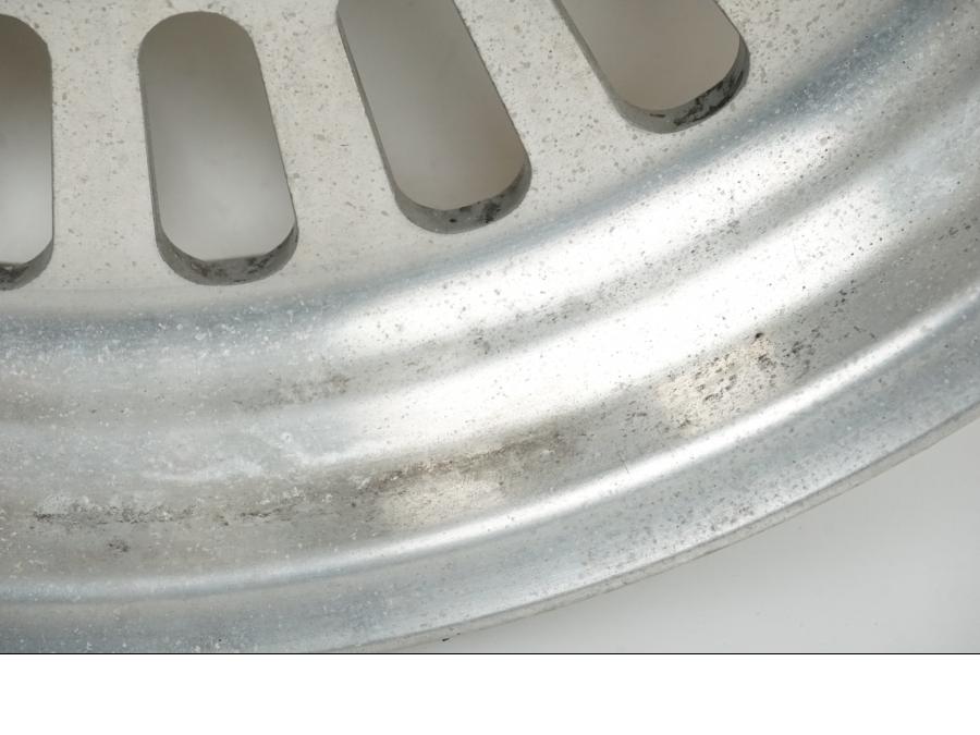 Höger sida på Fälg från en Triumph Rocket III -2011 motorcykel.