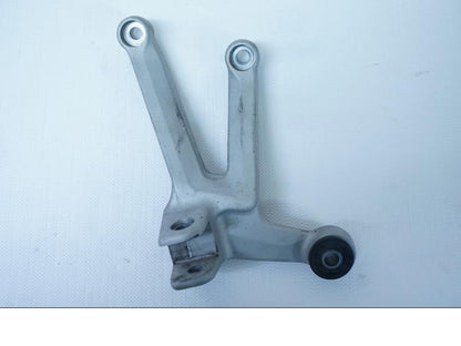 Framsidan på Fotpinnefäste från en Aprilia RSV 1000 -2004 motorcykel.