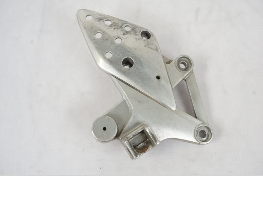 Framsidan på Fotpinnefäste från en Honda CBR 125 R -2006 motorcykel.