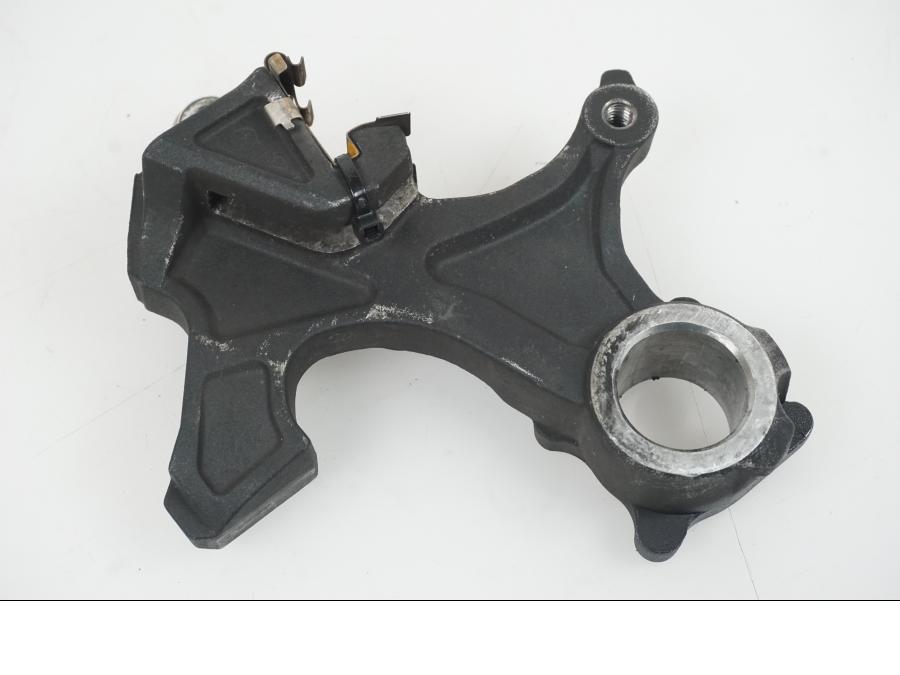 Framsidan på Bromsoksfäste från en Suzuki GSX-R 1000 -2007 motorcykel.