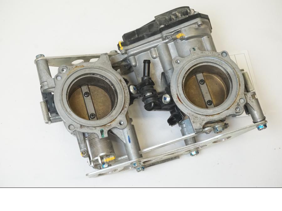 Framsidan på Spjällhus från en KTM 1190 Adventure -2015 motorcykel.